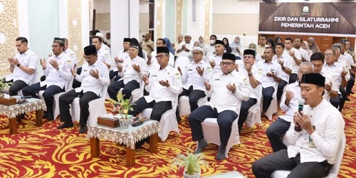 Asisten Administrasi Umum Sekda Aceh, Iskandar AP, bersama para Asisten Sekda Aceh lainnya, Staf Ahli Gubernur Aceh, Kepala SKPA/ Biro dan jajaran di lingkungan Setda Aceh, mengikuti Zikir dan Doa dalam rangka silaturrahmi Pemerintah Aceh di Ruang Potensi Daerah, Kantor Gubernur Aceh, Rabu (18/1). (Waspada/Zafrullah)