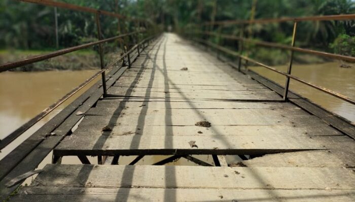 Jembatan Penghubung Kampung Juar Mulai Rusak Dan Lapuk