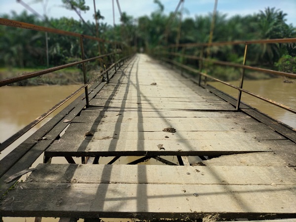 Jembatan Kampung Juar, Kec Sekerak, Kab Aceh Tamiang yang kondisinya rusak dan butuh perbaikan serta harus segera dilakukan renovasi oleh pemerintah agar kerusakan tidak semakin berat. Waspada/yusri