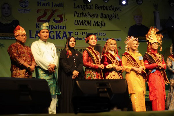 Ini dia, para pemenang lomba Putri Desa Duta UMKM Kab. Langkat, didampingi dewan juri.Waspada.id/Irham Hagabean Nasution