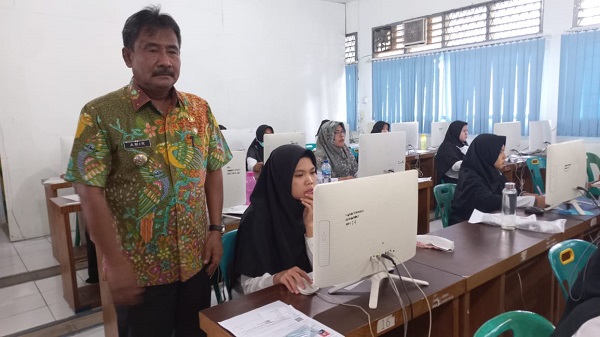 Wali Kota Binjai Drs H Amir Hamzah M AP meninjau langsung seleksi Kopetensi Pegawai Pemerintah dengan Perjanjian Kerja(PPPK) bagi guru non PNS.(Waspada/Nazelian Tanjung).