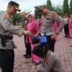 SIRAM AIR BUNGA: Kapolres Aceh Timur AKBP Andy Rahmansyah SIK, menyiram air bunga ke salah satu polisi yang naik pangkat di halaman Mapolres Aceh Timur di Peudawa, Senin (3/1). Waspada/M Ishak