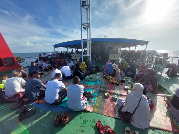 Suasana acara doa bersama di atas kapal KMP. BRR kamis (19/01/23) pagi. (Waspada/Ist)
