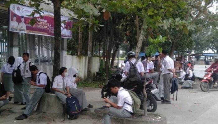 Puluhan Pelajar SMAN 3 Tebingtinggi Dilarang Masuk