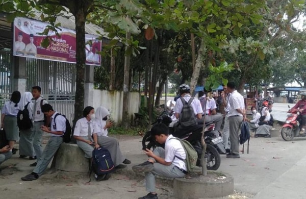 Puluhan pelajar SMA Negeri 3 Kota Tebingtinggi dilarang masuk hanya karena terlambat 15 menit. Waspada/Ist