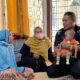 Pj Bupati Abdya Darmansah, didampingi istri, saat menjenguk balita bocor jantung di rumah Singgah BFLF Kabupaten Abdya, di Banda Aceh Rabu (18/1). Waspada/Ist