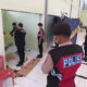 IDENTIFIKASI: Polisi berjaga-jaga di lokasi tim Inafis Satreskrim Polres Aceh Timur melakukan identifikasi mayat di Pasar Rakyat Simpang Ulim, Aceh Timur, Selasa (17/1). Waspada/Ist.