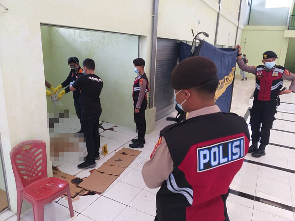 IDENTIFIKASI: Polisi berjaga-jaga di lokasi tim Inafis Satreskrim Polres Aceh Timur melakukan identifikasi mayat di Pasar Rakyat Simpang Ulim, Aceh Timur, Selasa (17/1). Waspada/Ist.
