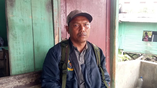 KETUA BPD Desa Perlis, Kec. Brandan Barat, memberikan keterangan terkait berbagai kasus di desanya. Waspada/Asrirrais
