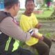 Foto Bripka Ami Al Hasir Harahap personel Satlantas Polres Simalungun saat bersama ODGJ di jalan Siantar - Medan, dipetik dari instagram akun @Kapolres_Simalungun.(Waspada/ist).