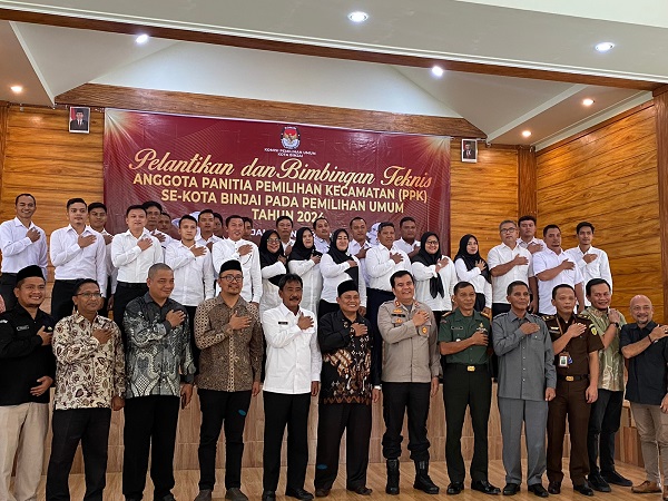 : Usai pelantikan PPK Wali Kota Binjai H Drs Amir Hamzah M AP berpoto bersama(waspada/Nazelian Tanjung).