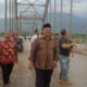 Ketua Fraksi Partai Golkar DPR Aceh, H.Ali Basrah S.Pd.MM dan anggota DPRA dari Partai Aceh, Yahdi Hasan Ramud, mengunjungi jembatan Rangka Baja Silayakh yeng menghubungkan Kecamatan Bambel dengan 3 kecamatan Seberang di Aceh Tenggara, Kamis (19/1). Waspada/Ali Amran