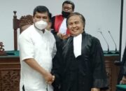 Penasehat Hukum Mirdas Ismail bersama klientnya M.Zuardi foto bersama usai divonis bebas oleh majelis hakim Tipikor Banda Aceh beberapa waktu lalu dan kemudian vonis bebas itu dikuatkan oleh Mahkamah Agung dalam kasus korupsi Jetty Lhoong Aceh Besar.( Waspada/T.Mansursyah)