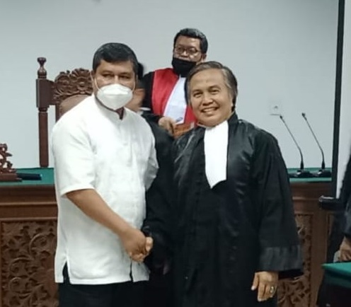 Penasehat Hukum Mirdas Ismail bersama klientnya M.Zuardi foto bersama usai divonis bebas oleh majelis hakim Tipikor Banda Aceh beberapa waktu lalu dan kemudian vonis bebas itu dikuatkan oleh Mahkamah Agung dalam kasus korupsi Jetty Lhoong Aceh Besar.( Waspada/T.Mansursyah)