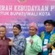 Bupati Serdang Bedagai Darma Wijayaenunjukkan nomor urut 6 penyampaian persentasi bersama Ketua PWI Pusat Atal S Depari, Ketua Pelaksana AK-PWI Pusat 2023 Yusuf Susilo Hartono dan sejumlah Para Kepala Daerah nominator AK-PWI Pusat 2023, Selasa (3/1) di kantor PWI Pusat gedung Dewan Pers Jakarta Pusat (Waspada/Edi Saputra)