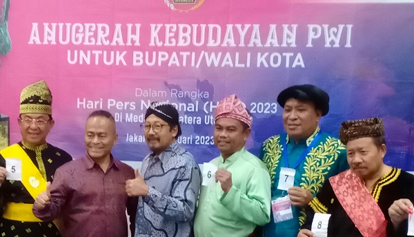 Bupati Serdang Bedagai Darma Wijayaenunjukkan nomor urut 6 penyampaian persentasi bersama Ketua PWI Pusat Atal S Depari, Ketua Pelaksana AK-PWI Pusat 2023 Yusuf Susilo Hartono dan sejumlah Para Kepala Daerah nominator AK-PWI Pusat 2023, Selasa (3/1) di kantor PWI Pusat gedung Dewan Pers Jakarta Pusat (Waspada/Edi Saputra)