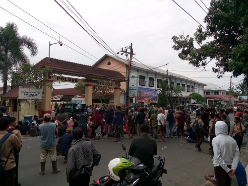 Terlihat warga yang mengatas namakan kelompok tani Mekar Jaya unjuk rasa ke Polres Binjai(Waspada/Nazelian Tanjung).