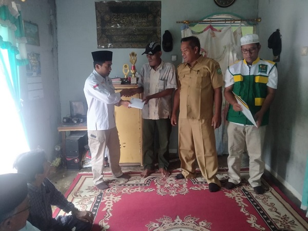 Baznas Madina dan Pemerintah Kecamatan Siabu menerima bantuan berobat kepada Tongku Saleh, 39, menderita penyakit tumor menggerogoti bagian rongga mulutnya. Waspada.id/dok