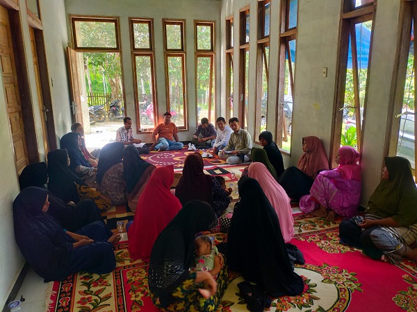 TURUN KE BLOK A: Tim PPU KLHK bersama Walhi Aceh, melakukan pertemuan dengan warga saat berkunjung ke salah satu rumah warga terkait bau busuk di Blang Nisam, Indra Makmu, Aceh Timur, membahas pencemaran udara dampak dari produksi migas PT Medco E&P Malaka, Rabu (18/1). Waspada/Ist