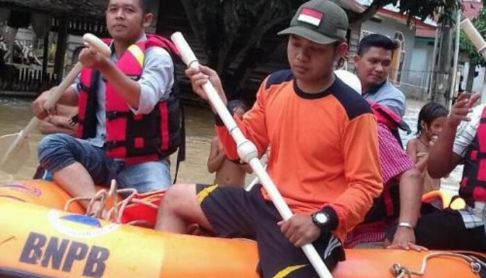 Tiga Tim Pakai Perahu Karet Cari Santri Musthafawiyah