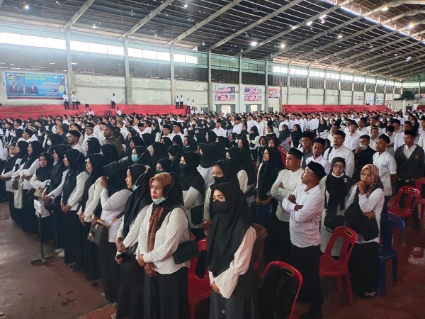 PELANTIKAN: Anggota PPS dalam 513 desa dilantik di Gedung ISC Aceh Timur di Idi, Aceh Timur, Selasa (24/1). Waspada/M Ishak
