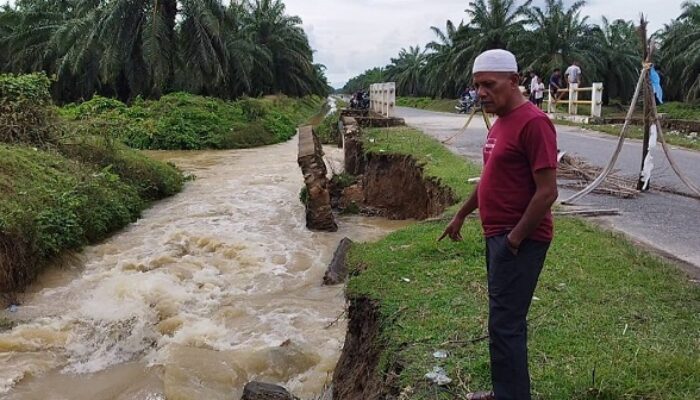 Talud Penahan Tebing Jembatan Marlempang Mulai Amblas