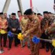 Pj Bupati, Syakir mengguting pita peresmian jembatan silayakh. Waspada/Seh Muhammad Amin