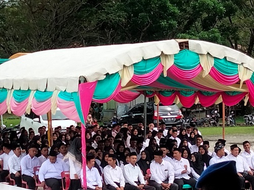 414 Anggota PPS Simeulue duduk kembali menyanyikan lagu Indonesia Raya pada awal pelantikan, Selasa (24/1). Waspada/Rahmad