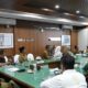 Sekda Aceh, Bustami, didampingi Asisten Administrasi Umum Sekda Aceh, Iskandar, dan Kepala SKPA terkait, mengikuti Rapat Koordinasi Pengendalian Inflasi Tahun 2023 secara virtual bersama Mendagri, Tito Karnavian di Ruang Rapat Sekda Aceh, Banda Aceh, Selasa (24/1). (Waspada/Zafrullah)