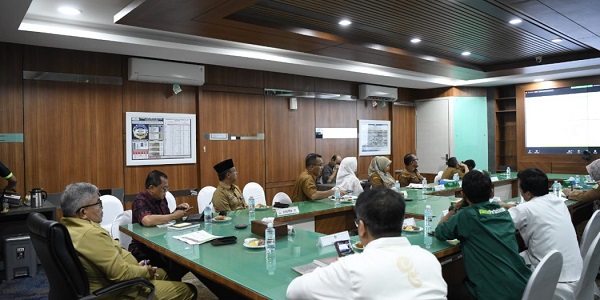 Sekda Aceh, Bustami, didampingi Asisten Administrasi Umum Sekda Aceh, Iskandar, dan Kepala SKPA terkait, mengikuti Rapat Koordinasi Pengendalian Inflasi Tahun 2023 secara virtual bersama Mendagri, Tito Karnavian di Ruang Rapat Sekda Aceh, Banda Aceh, Selasa (24/1). (Waspada/Zafrullah)