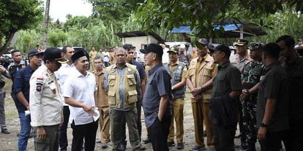 Penjabat Gubernur Aceh, Achmad Marzuki, saat meninjau lokasi bencana banjir di Gampong Kandang Kec. Samalanga Bireuen, Selasa (24/1). (Waspada/Ist)