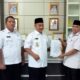 Bupati Palas H. Ali Sutan Harahap (TSO) menyerahkan SK penunjukan Plt Sekda Palas kepada Gojali SE, di ruang kerja Bupati Palas, Rabu (25/1) (Waspada/Muhammad Satio)