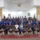 Bupati Sergai H. Darma Wijaya melakukan photo bersama sebelum Lepas KKL Mahasiswa/I STAI Tebing Tinggi Deli. Waspada/ist