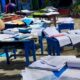 Sejumlah guru di SDN 1 Peukan Pidie, Kabupaten Pidie sedang menjemur buku-buku yang terendam banjir, Kamis (26/1) Waspada/Muhammad Riza