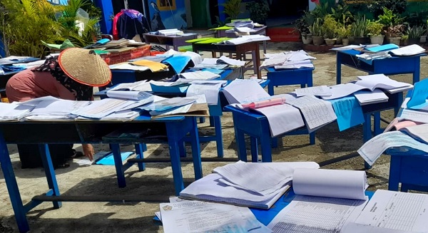 Sejumlah guru di SDN 1 Peukan Pidie, Kabupaten Pidie sedang menjemur buku-buku yang terendam banjir, Kamis (26/1) Waspada/Muhammad Riza