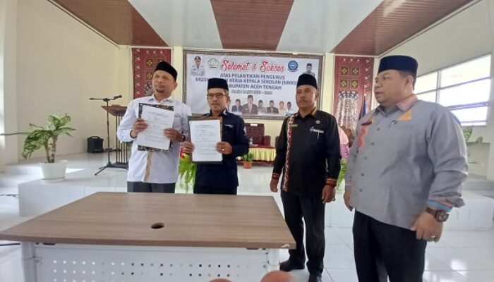 Kadisdik Uswatuddin Lantik Ketua MKKS Aceh Tengah