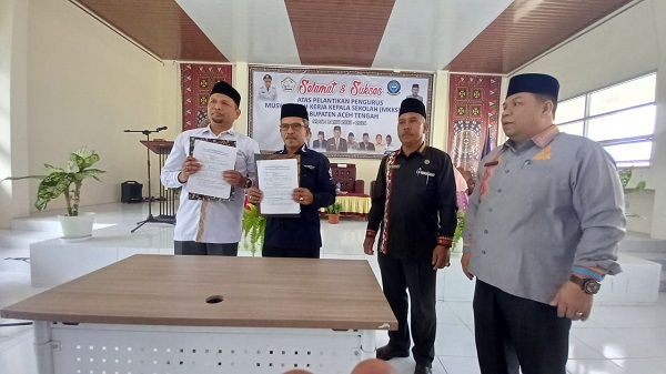 Kepala Dinas Pendidikan Aceh Tengah Uswatuddin melantik Ketua Musawarah Kerja Kepala Sekolah (MKKS).Waspada/Sumarsono