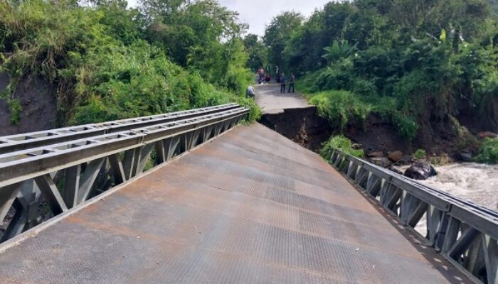 Jembatan Penghubung Lut Kucak -Sukajadi Ambruk