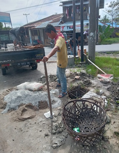 TAMPAK aktivitas pekerja pemasangan lampu jalan atau dikenal juga sebagai PJU di Simpang Geho, Labuhanruku, Kec Talawi, Batubara masih berlangsung dalam tahapan pondasi.Waspada/Iwan Has