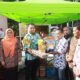 Pj Bupati Aceh Besar, Muhammad Iswanto, ikut membagikan pangan murah bagi masyarakat yang digelar Pemkab Aceh Besar dengan Perum Bulog Divre Aceh di Gampong Gani. (Waspada/Zafrullah)