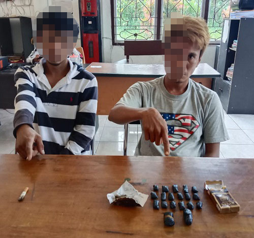 Kedua terduga pelaku dan barang bukti saat diamankan di Mako Polres Simalungun.(Waspada/ist)