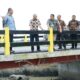 Bupati Asahan Surya meninjau dua jembatan di Rawang Panca Arga, Kamis (26/1). Waspada/Nurkarim Nehe