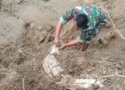 TNI Bersama Warga Evakuasi Jenazah Hanyut Akibat TPU Longsor