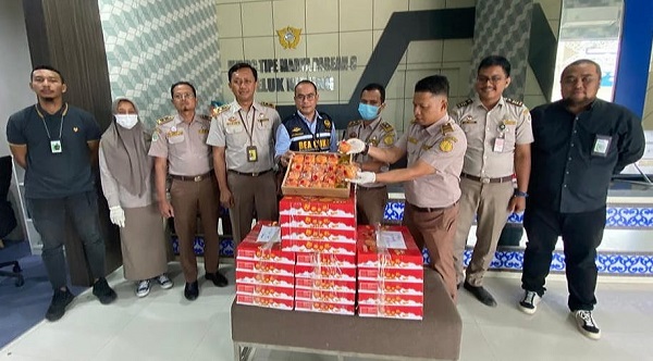 Barang 'tentengan' ABK yang disita BC Teluknibung diserahkan ke Karantina Pertanian Kelas I TBA. Waspada/Ist