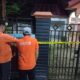Suasana rumah korban Wagira, 50, guru/ PNS, warga Dsn Makmur Indah Gp Alue Dua Bakaran Batee, Kecamatan Langsa Baro dipasang police line, Jumat (27/1). Waspada/ist