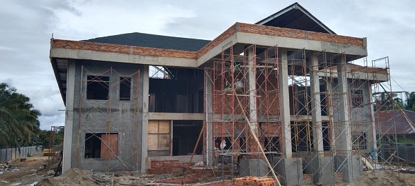 Progres Pembangunan kantor PA Sibuhuan yang bersumber dari APBN berbiaya Rp. 30,5 miliar masih sekitar 40 persen. (Waspada/Idaham Butar Butar/B)