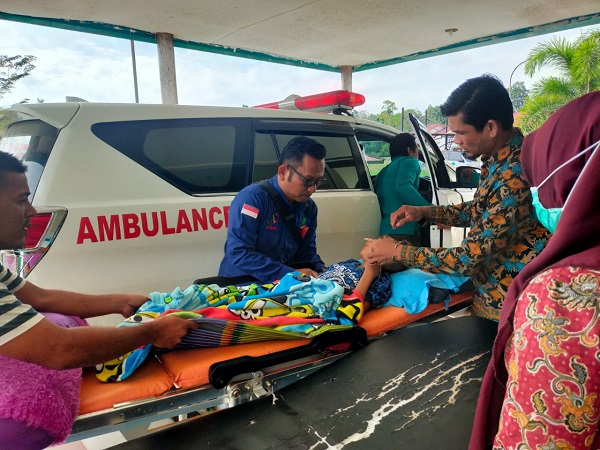 DIRUJUK KE MEDAN: Tim Balai Insyaf Medan Kemensos RI bersama Dinas Sosial Aceh Timur, ketika melakukan proses rujukan Muhammad Alfarisi, pasien koma hampir empat bulan yang lalu saat dirujuk dari RSUD Dr Zubir Mahmud Aceh Timur ke RSU Adam Malik Medan, Jumat (27/1). Waspada/M Ishak