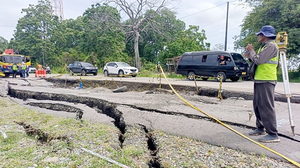 Jalan amlas di kaki Gunung Seulawah Dara, Kecamatan Muara Tiga, Kabupaten Pidie kian parah. Petugas sedang menimbun lonsoran jalan dengan pasir urukan, Jumat (27/1) Waspada/Muhammad Riza