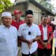 KOORDINATOR Kadin Batubara Burhan dan Loly Sastra seusai menjalankan misi sosial berbagi bahan pangan beras bantuan Ketua dan Penasehat Kadin H.OK.Faizal dan Bupati H.Zahir kepada warga Desa Lubuk Cuik merupakan titik ke 98 yang mendapat giliran.Waspada/Iwan Has