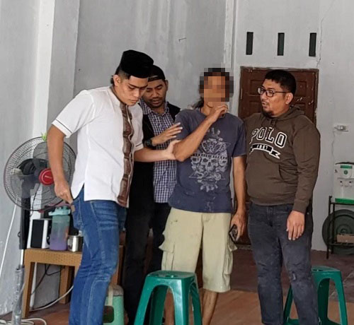 Tim Tabur Kejagung mengamankan mantan Kepsek SMK N 2 Kisaran ZF, di Provinsi Aceh, sebagai terdakwa Dana BOS 2017-2018. Waspada/Ist